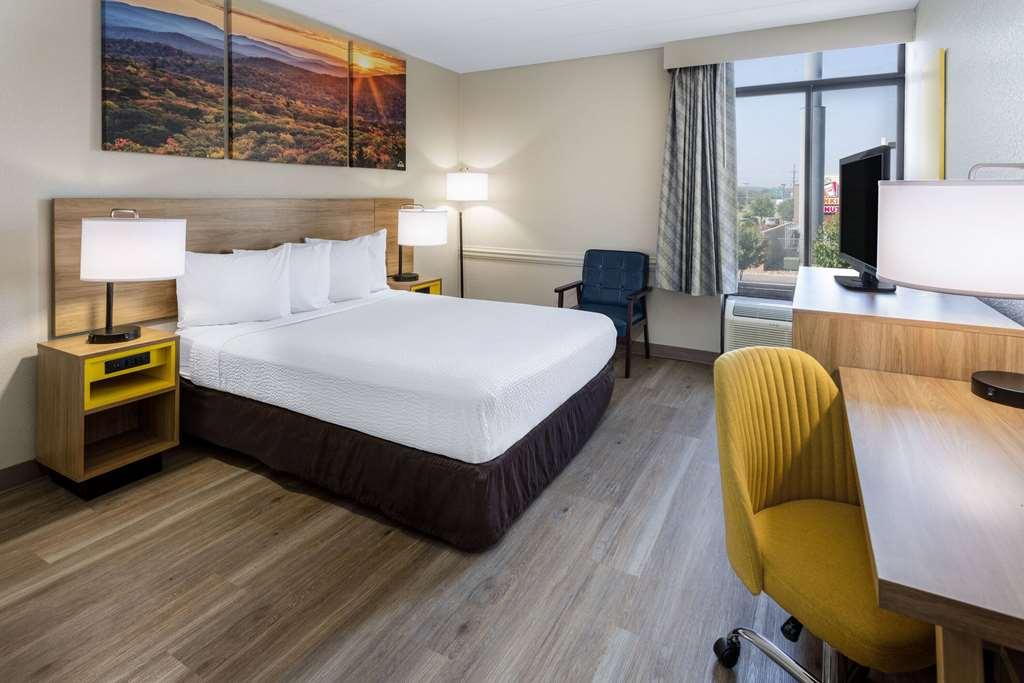 Days Inn By Wyndham Winchester Room photo