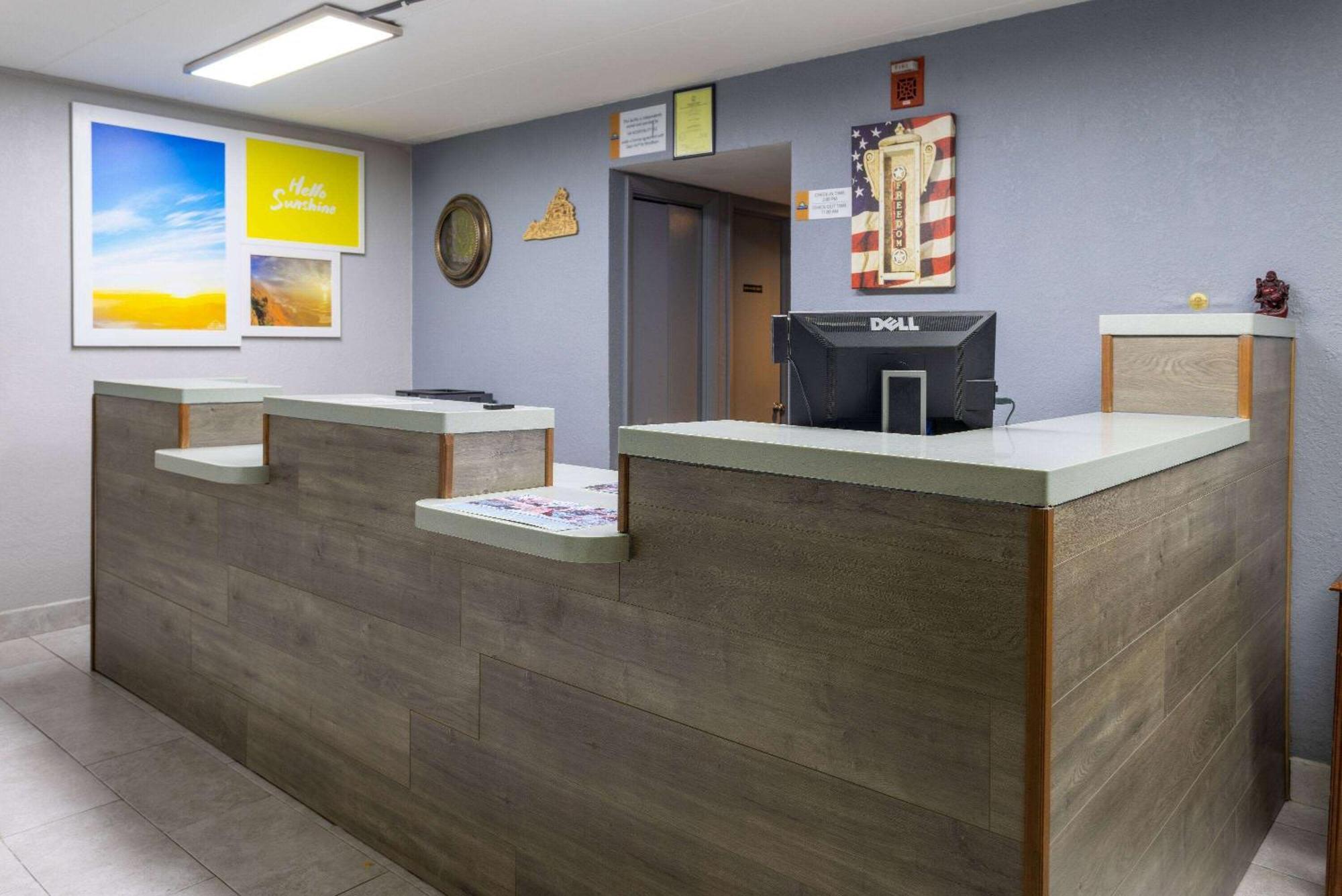 Days Inn By Wyndham Winchester Exterior photo