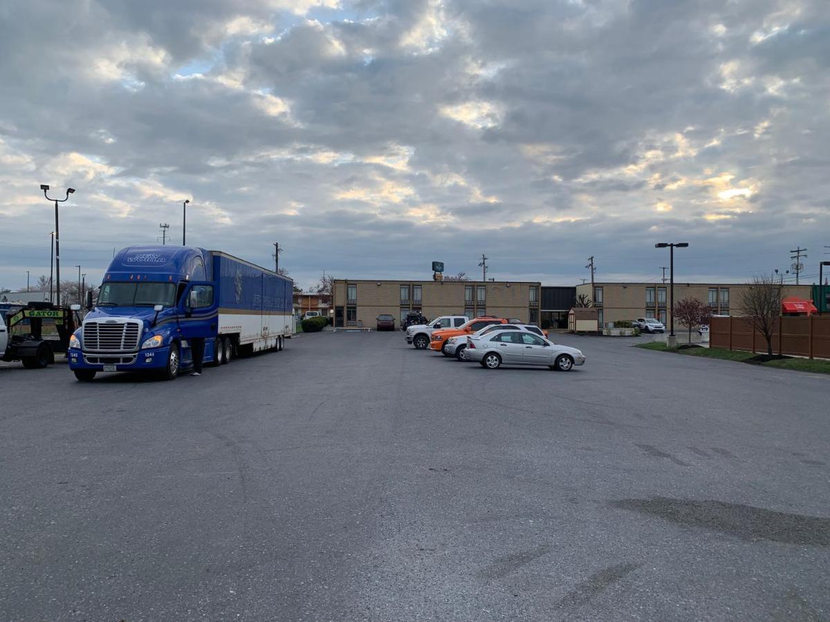 Days Inn By Wyndham Winchester Exterior photo